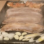 チーズタッカルビ専門店 ホンチュンチョン - サムギョプサルは甘辛味噌とかマヨネーズとかあると良いんやけどなー。聞いたら有るのかもですが。