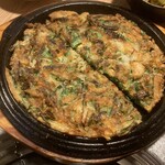 チーズタッカルビ専門店 ホンチュンチョン - Aセットの海鮮チヂミはフワッとしてお好み焼きな感じですね。