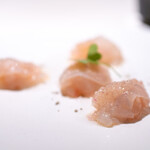 レストラン オオツ - 2025.1 いわき梅田水産3.0kgサイズ天然トラフグ（ボタン海老を挟んで太白胡麻油とシェリーヴィネガーを和えたフレンチてっさ）