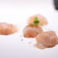 レストラン オオツ - 2025.1 いわき梅田水産3.0kgサイズ天然トラフグ（ボタン海老を挟んで太白胡麻油とシェリーヴィネガーを和えたフレンチてっさ）