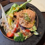 江坂ビストロ リアン - 色反り豊かなサラダです。いろいろなソースがかかっていてとてもおいしかったです。