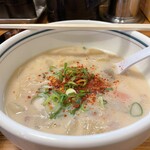 老虎苑 - 汁（大）はレンゲ付きになります。唐辛子はお好みで