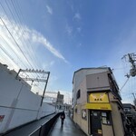 老虎苑 - 日曜日の雨上がりの朝、8時すぎの大阪・阪急『上新庄駅』から徒歩すぐ：3.42／65／433
