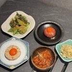 #ヒロキヤ六本木 - 右上:Rユッケ -六本木限定- 右下:ヒロキヤ特製モヤシナムル下真ん中:ヒロキヤ特製キムチ 左上: ヒロキヤサラダ 左下:和牛ポテサラ