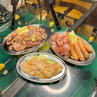 お腹一杯にお肉をいただけるお得な肉の盛り合わせ！