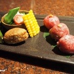 焼肉うしごろ 銀座店 - ■～前菜～
                                和牛手毬寿司　春野菜の白和え　蓮根真薯　唐黍
                                三種の手毬寿司（漬けとマスタード・胡麻紫蘇とゲランドの岩塩・柚子胡椒と甘ダレ）
                                旬の恵み春野菜の白和えと唐黍、食感楽しい蓮根の真薯