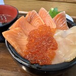 海鮮処 魚屋の台所 - サーモン・ホタテ・イクラ丼（2,700円）