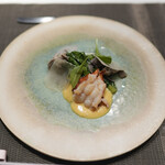 エクアトゥール - 温かいサラダ：センマイ、オマール海老をベアルネーズソースで、蓮根、ロメインレタス