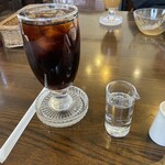 カフェ・ド・ちゃぁみぃ - アイスコーヒー美味い グラス受けがガラス皿でなんか良い