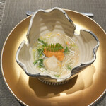 エクアトゥール - 海老芋のフリット、香住ガニのソース、雲丹