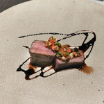 エクアトゥール - 牛タンのロースト　赤ワインとバルサミコのソース、上に京人参 