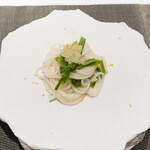 エクアトゥール - 骨のだしのソース、ニンニクとタイム、ヘーゼルナッツ、半田そうめん