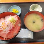 みなと市場 小松鮪専門店 - みんな丼\1300