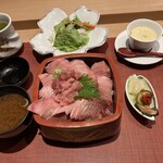 鮨政庭 - 中とろ丼ランチ1800円、サラダ•茶碗蒸しセット300円