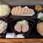 銘柄とんかつ 梟 - 上が上ロース、下は1品の特ヒレカツ。一塊を2つに切った状態。