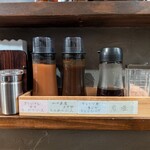 銘柄とんかつ 梟 - ドレッシングとソース、塩