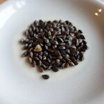 蕎麦 ひねもす - 入野谷在来玄蕎麦（粒の大きさは改良種の半分ほど）