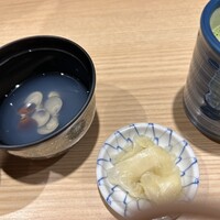 鮨やすぞう。 - しじみ汁美味しいです。ぬるかったのが残念