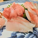 8部魚まる - 刺し身盛合せ。人数分にしてくれて
毎度の事だけど此れがありがたい。