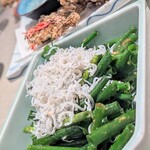 8部魚まる - 葱+シラスのサラダ。箸止まらんのです。