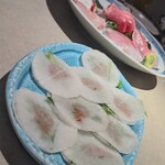 8部魚まる - 銀座は久兵衛の箸休め。
極くごく薄切りの大根に
サンドされたるは
練り梅と大葉。
ホントに箸休めとしては
秀逸この上ない。
口の中さっぱり。