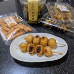 高砂製菓株式会社 工場直売店 - 包装のビニールを貫くほどの玄米の香りなのにもっちもちのギャップよ。ちょっと粒が残ってるのもとても良い