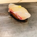 むら上 - 真鯛。弾力とさっぱりした味わいです。