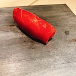 むら上 - 気仙沼のマグロの赤身。色鮮やかで食感も一級品です。