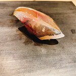 むら上 - アジ。柚子胡椒とネギの薬味との相性も抜群です。