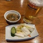 大衆居酒屋魚さんこ - お通しとビール