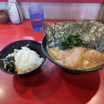 家系総本山 吉村家 - ラーメンに、ごはん、たまご、海苔を追加