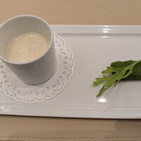ヴェル・ボワ - まずはフラン(フランス風茶碗蒸し、とでも言いましょうか)から。カリフラワーが使われてました。春菊を使ったフィナンシェという、なかなか普段はお目にかかれないお料理も。