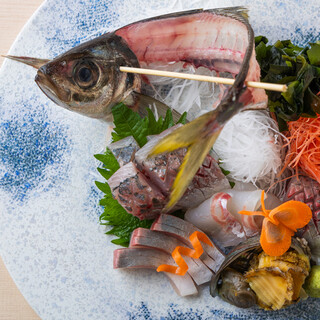 新鮮な旬魚など、季節の一品料理を堪能。サク飲みも大歓迎！