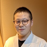 天ぷら浅沼 - ご主人の浅沼さんは山形県新庄市のご出身。調理学校を卒業後天ぷらの老舗「銀座 天一」で修業され、2022年に「天ぷら浅沼」をオープン。