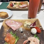 神楽坂タンテボーネ - 前菜の盛り合わせ（ボローニャハムと柿、ベーコンとポテトのマスタードソース、モッツァレラとトマト、エビのオレンジソース和え、オーロラサーモンのスモーク）
                                ドリンクはブラッドオレンジ