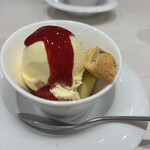 神楽坂タンテボーネ - バニラアイスクリームラズベリーソースがけ　季節の果物（柿、いちご、キウイ、りんご、ブルーベリー）とビスコッティ添え