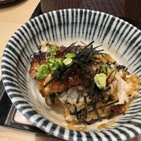 うなぎのしろむら - 2/4薬味をつけて食す