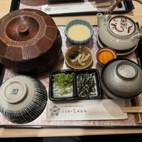 うなぎのしろむら - 陣容はこんな感じ。上段真ん中のとろろ、その右下の卵黄はこの店の特徴。並には付かず上から付属。これについてはコメント欄見ても意見百出