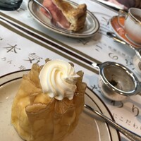 Aging beef ＆ Specialty coffee THE三本 - クレープで包まれてるのはチーズケーキです