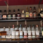 炭火焼き鳥 ヒロトリ - 店内ウィスキー棚