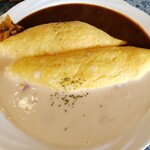 カフェ ポアロ - ホワイトソースとカレーのオムライス