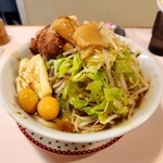 成蹊前ラーメン - 大ぶた1枚ラーメン ヤサイ、ニンニク、アブラ、青トウ うずらの玉子 炙りチーズ