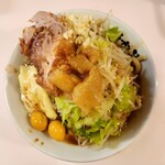 成蹊前ラーメン - 大ぶた1枚ラーメン ヤサイ、ニンニク、アブラ、青トウ うずらの玉子 炙りチーズ