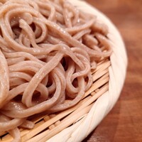 自家製粉石臼挽きうどん 青空blue 本店 - 炙り国産もつと三つ葉のつけ汁うどん