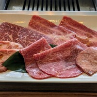 焼肉うしごろ 銀座店 - お肉 ... 8枚 ... タン、厳選赤身、うちもも、厳選部位、中落ちカルビ、クラシタ