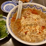 中国ラーメン揚州商人 池袋西口店 - 料理：スーラータンメン、トッピングのパクチー