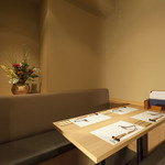 神楽坂 今井屋本店 - 内観写真:【個室】ご接待や会食にご利用くださいませ。4席×1室、6席×1室、8席×1室をご用意しております。