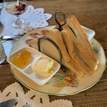 ポントオーク - トーストのお供は、マーガリンとマーマレード‼︎