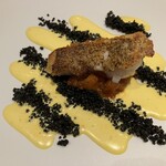 フランス料理 タンモア - 魚料理– 寅、子 –　ハタのポワレ、サフランのエマルジョン、イカスミのクスクス、ラタトゥイユ