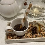 フランス料理 タンモア - お茶菓子– 巳 –　ぜんざい、フルーツポマンダー、幸運の白蛇